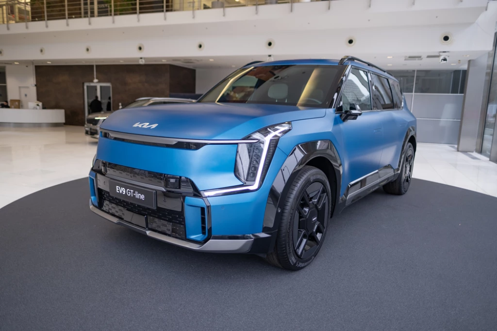 A blue KIA EV9