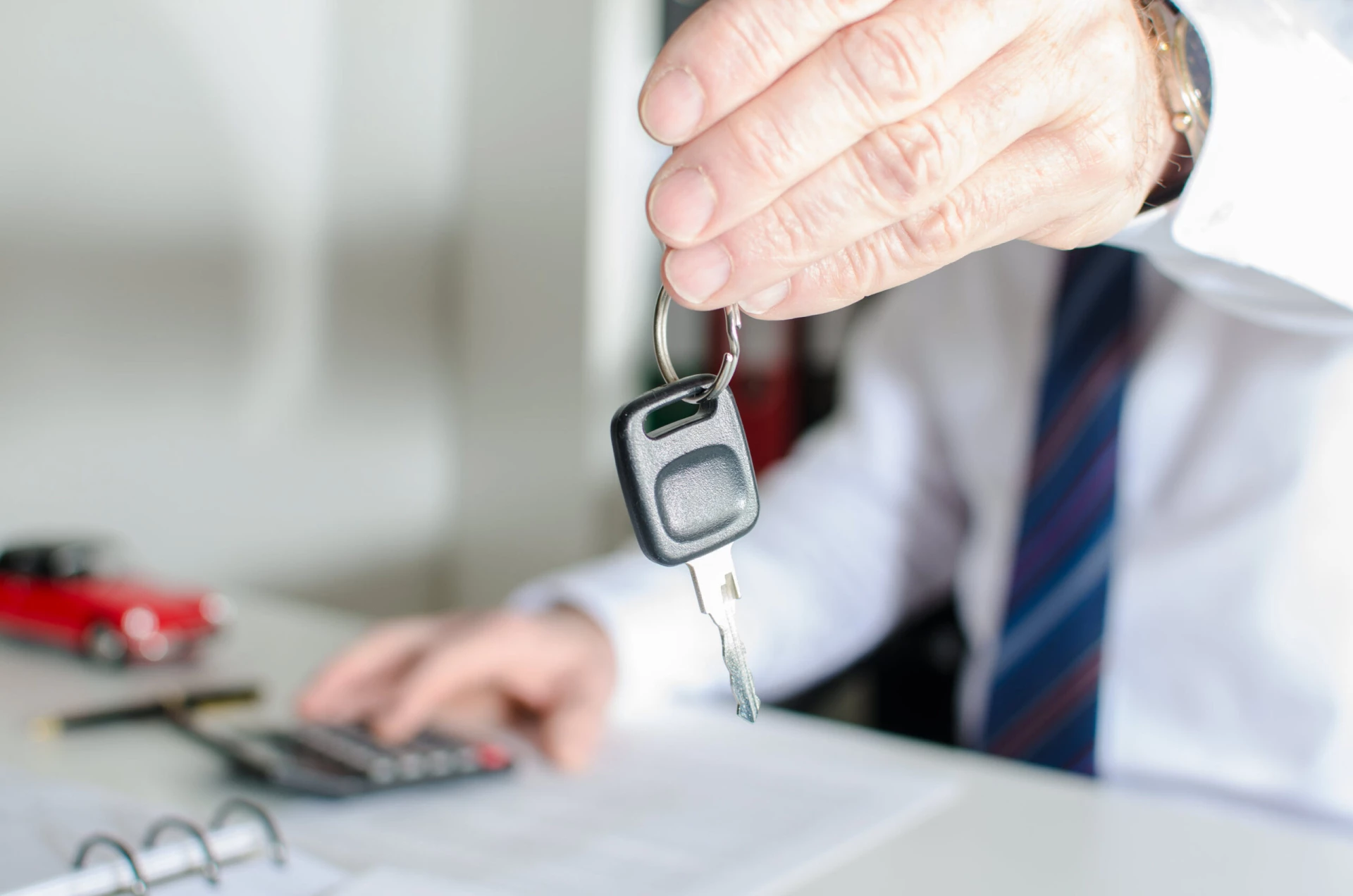 sale-and-leaseback-car-dealer-offers-keys-og